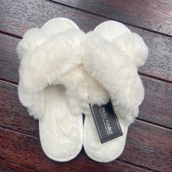 Parlovable softest white slippers size 7/8 - Picture 1 of 3
